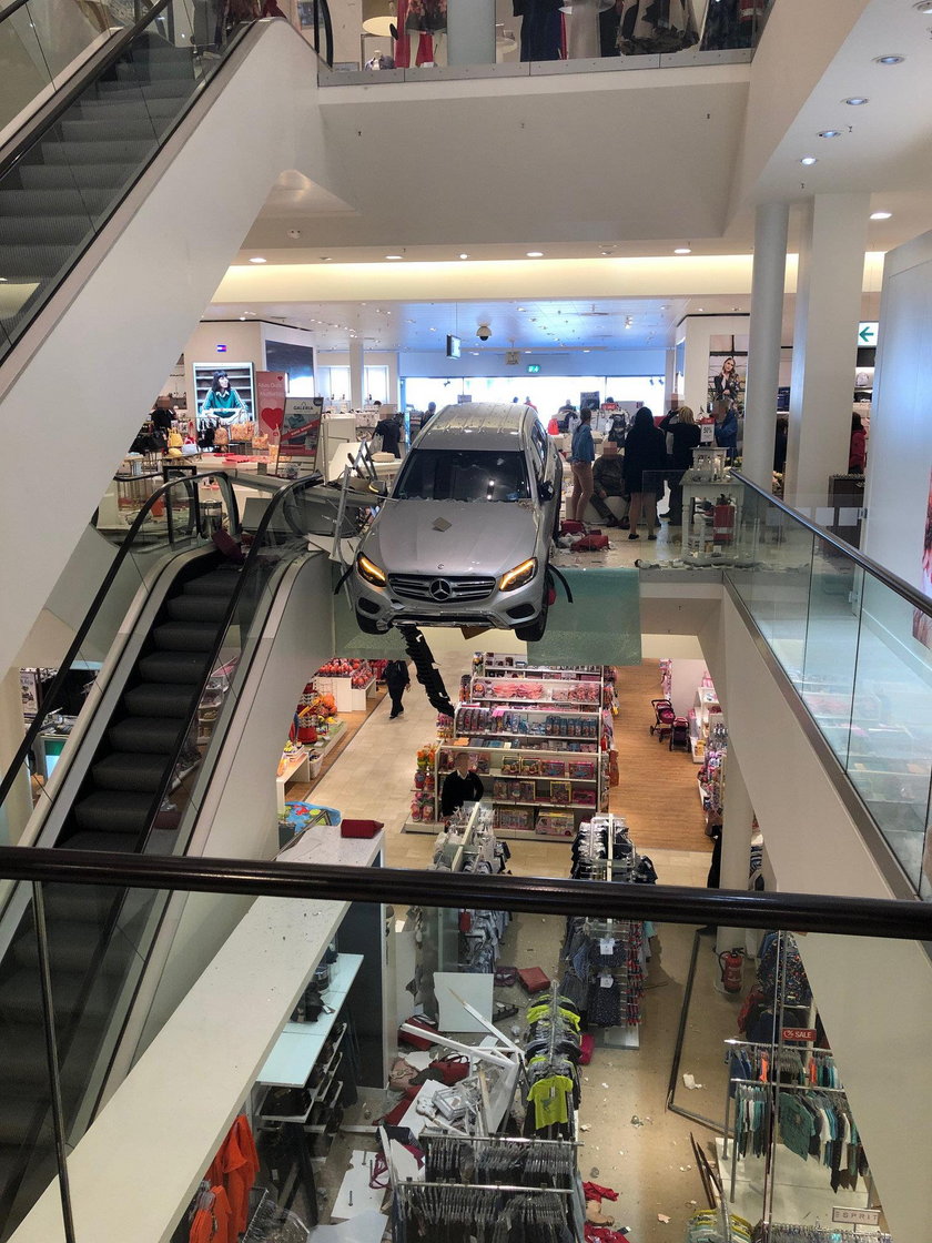 Makabryczny wypadek w centrum handlowym w Hamburgu