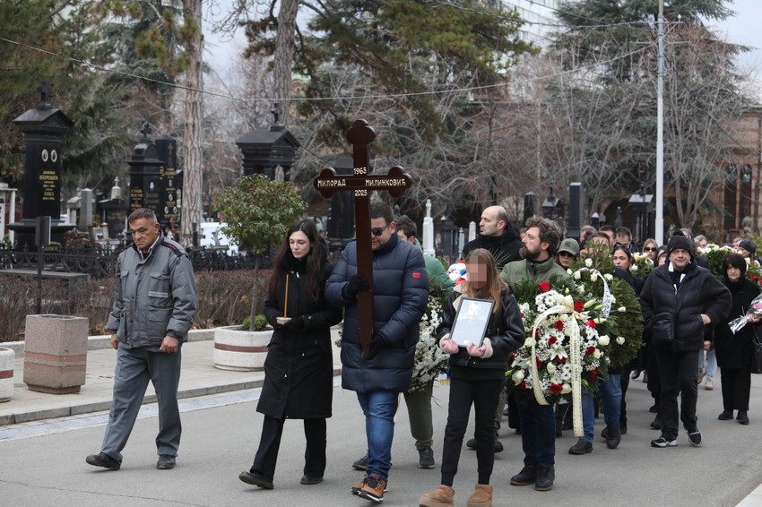 Mala Divna nosi očevu sliku u rukama, suze joj se slivaju niz lice