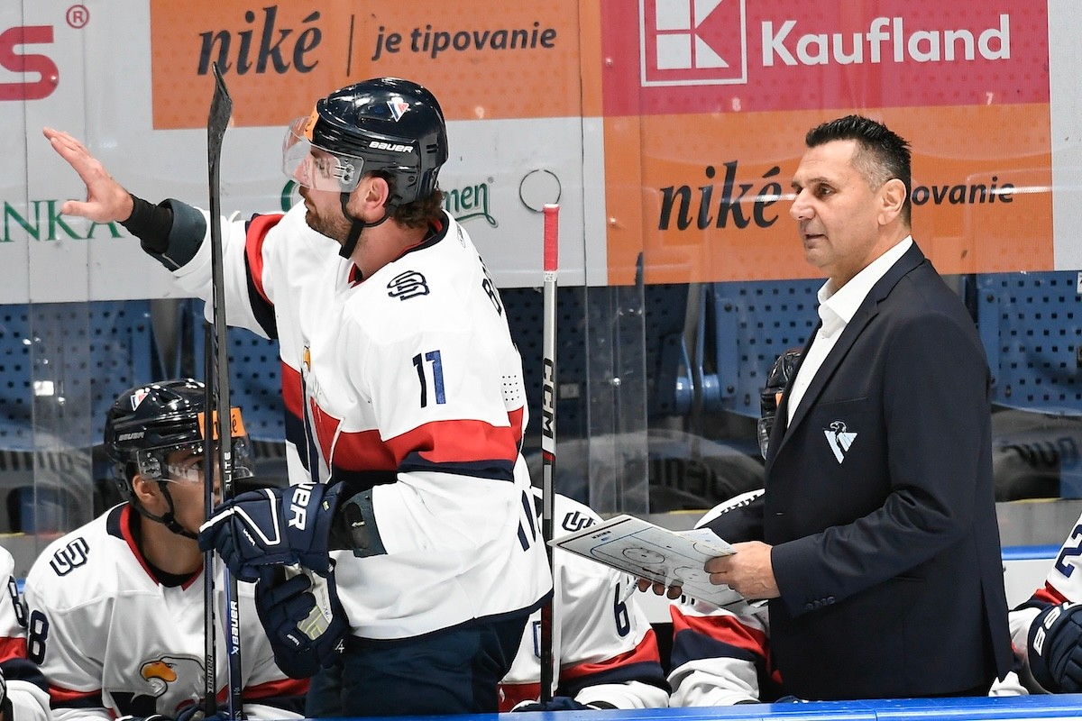 Český tréner Vladimír Růžička skončil na lavičke HC Slovan Bratislava.