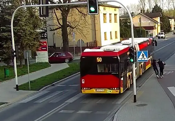 Koleżanka dla żartu pchnęła drugą pod autobus [wideo]