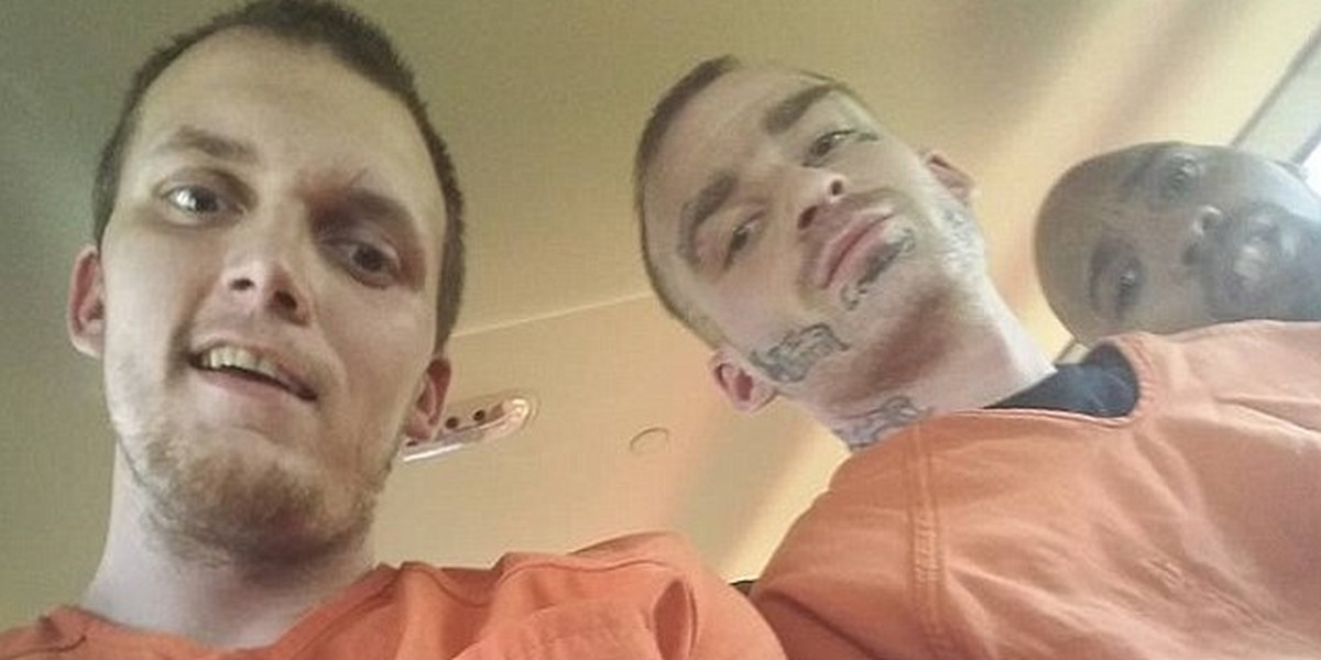 Shane Holbrook oraz jego dwaj współwięźniowie zrobili sobie selfie 