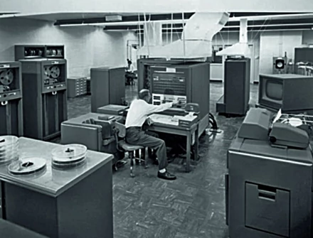 1956 GM-NAA I/O Pierwszy system operacyjny wprowadziła na rynek firma General Motors. Był on przeznaczony do komputerów IBM 704. System jednak nie robił nic poza przetwarzaniem danych z kart dziurkowanych.