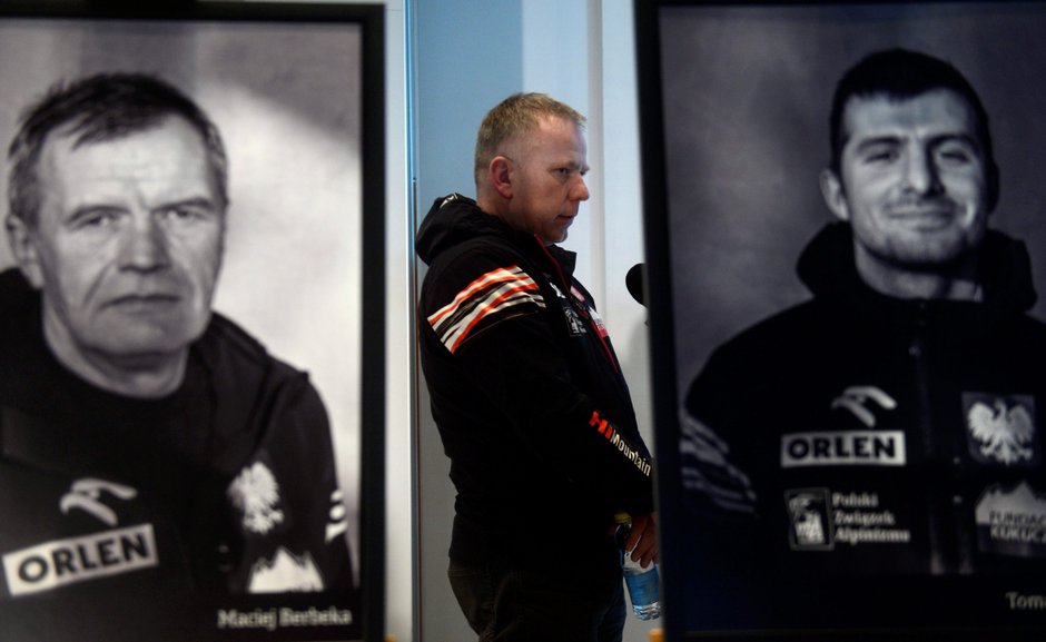 Artur Hajzer podczas konferencji prasowej. Dwaj alpiniści Maciej Berbeka i Tomasz Kowalski (portrety) zginęli podczas zejścia ze szczytu Broad Peak (19.03.2013)