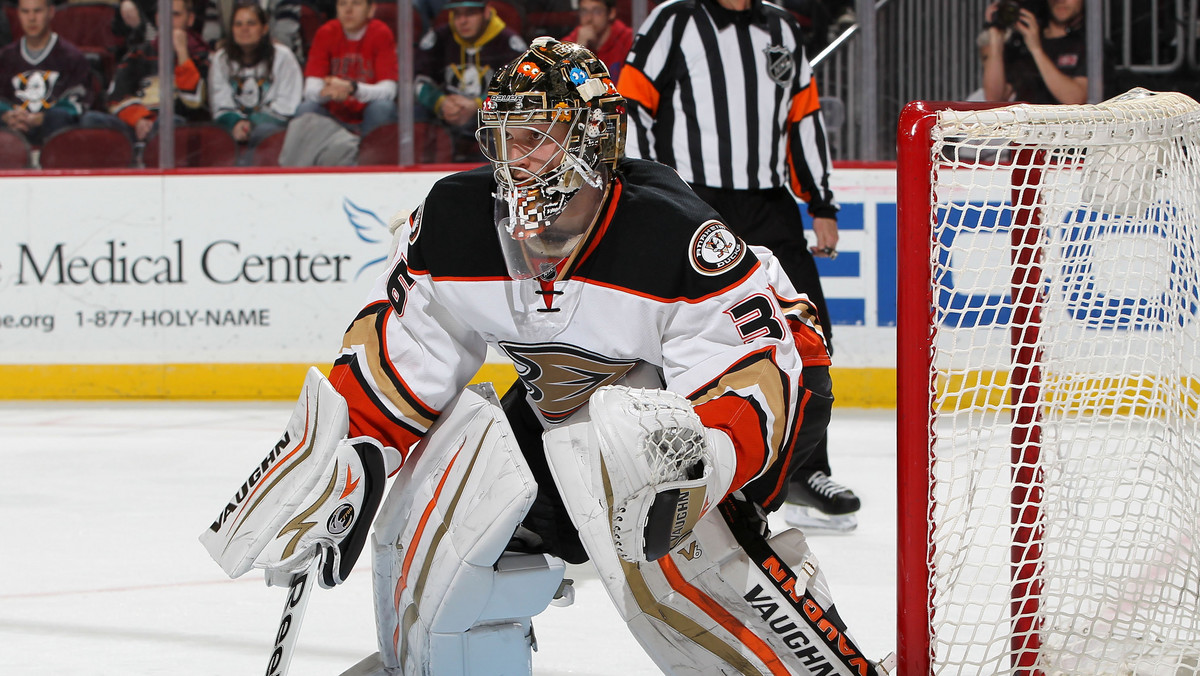 Anaheim Ducks rozpoczęli pracę nad kontraktami, które będą kończyć się po nadchodzącym sezonie. Pierwszym wynagrodzonym nowym kontraktem graczem został młody bramkarz John Gibson.