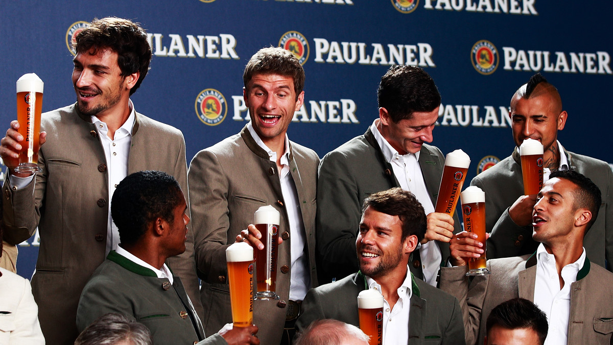 Piłkarze Bayernu Monachium w środę wzięli udział w sesji zdjęciowej z okazji zbliżającego się święta piwa - Oktoberfest. Przed obiektywem zawodnicy pozowali w tradycyjnych strojach bawarskich.