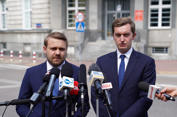 Warszawa, 02.07.2020. Posłowie Solidarnej Polski, wiceminister sprawiedliwości Sebastian Kaleta (P) i wiceminister klimatu Jacek Ozdoba (L) podczas konferencji prasowej nt. kontynuacji kontroli poselskiej w MPWiK, 2 bm. w Warszawie. (kf) PAP/Mateusz Marek