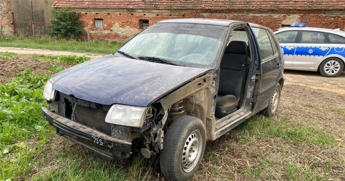 Uciekał gratem przed policją. Auto wyglądało jak wyciągnięte ze złomowiska