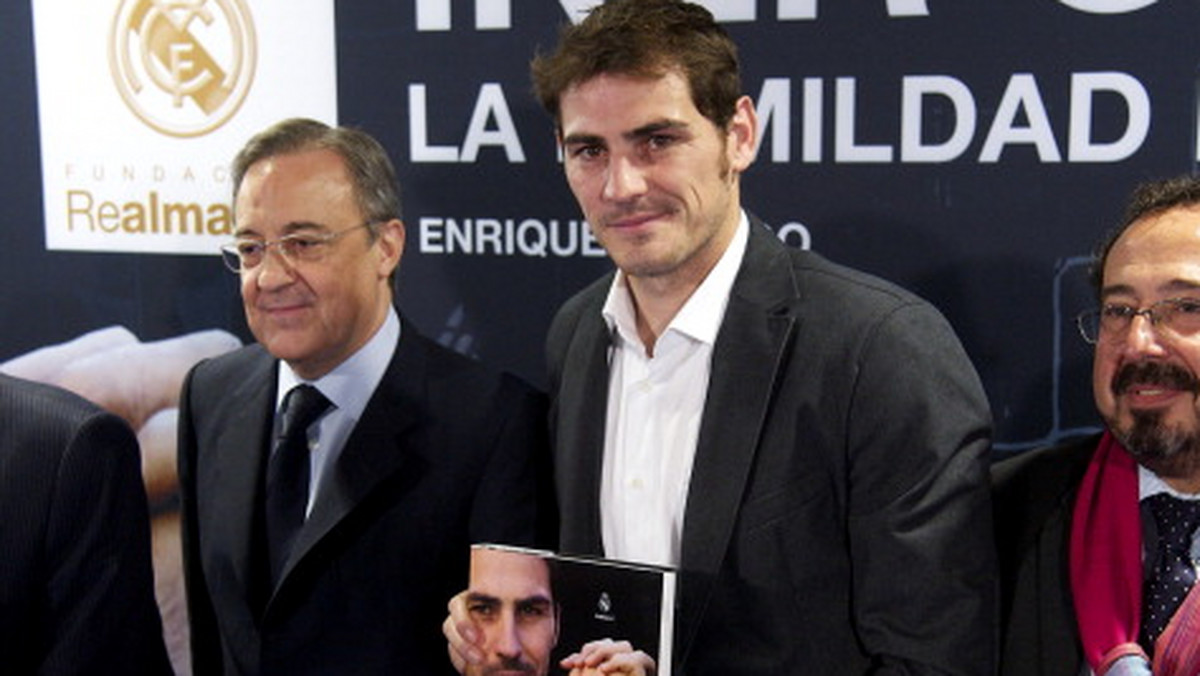 Iker Casillas, słynny bramkarz Realu Madryt i reprezentacji Hiszpanii, promuje książkę pod tytułem "Iker Casillas: La Humilidad del Campeon" (czyli "Iker Casillas: skromność mistrza") autorstwa Enrique Ortego.