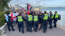 Wrze w Wielkiej Brytanii. W środę 30 kolejnych protestów antyimigranckich