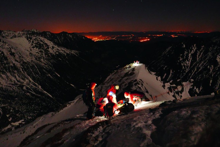 Ratownicy TOPR podczas reanimacji poszkodowanego nad Kazalnicą Mięguszowiecką / fot. Andrzej Mikler
