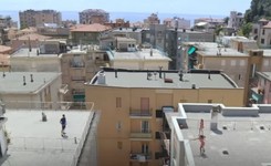 Roger Federer zagrał w tenisa z włoskimi nastolatkami na… dachu ich domów