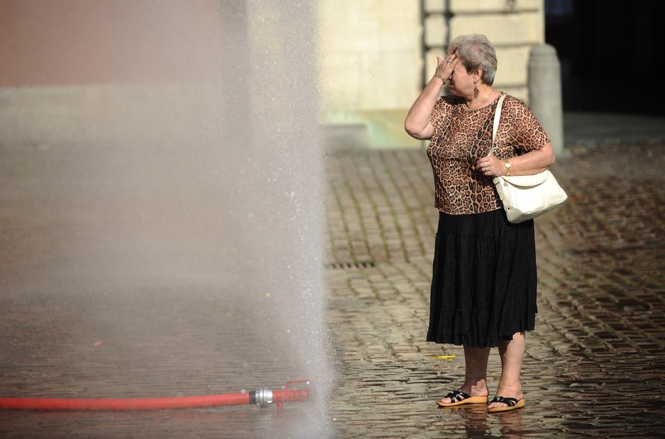 WARSZAWA POGODA UPAŁ KURTYNY WODNE