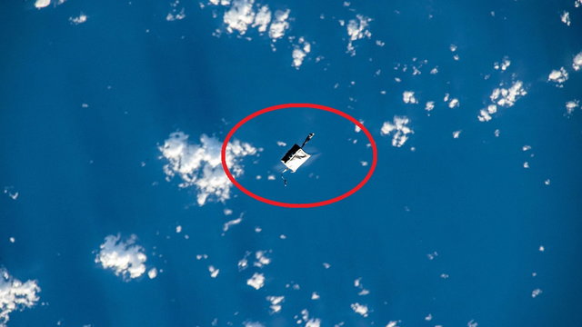 Egyszerű távcsővel is látható a szerszámosláda, amit elhagytak az űrben a NASA űrhajósai