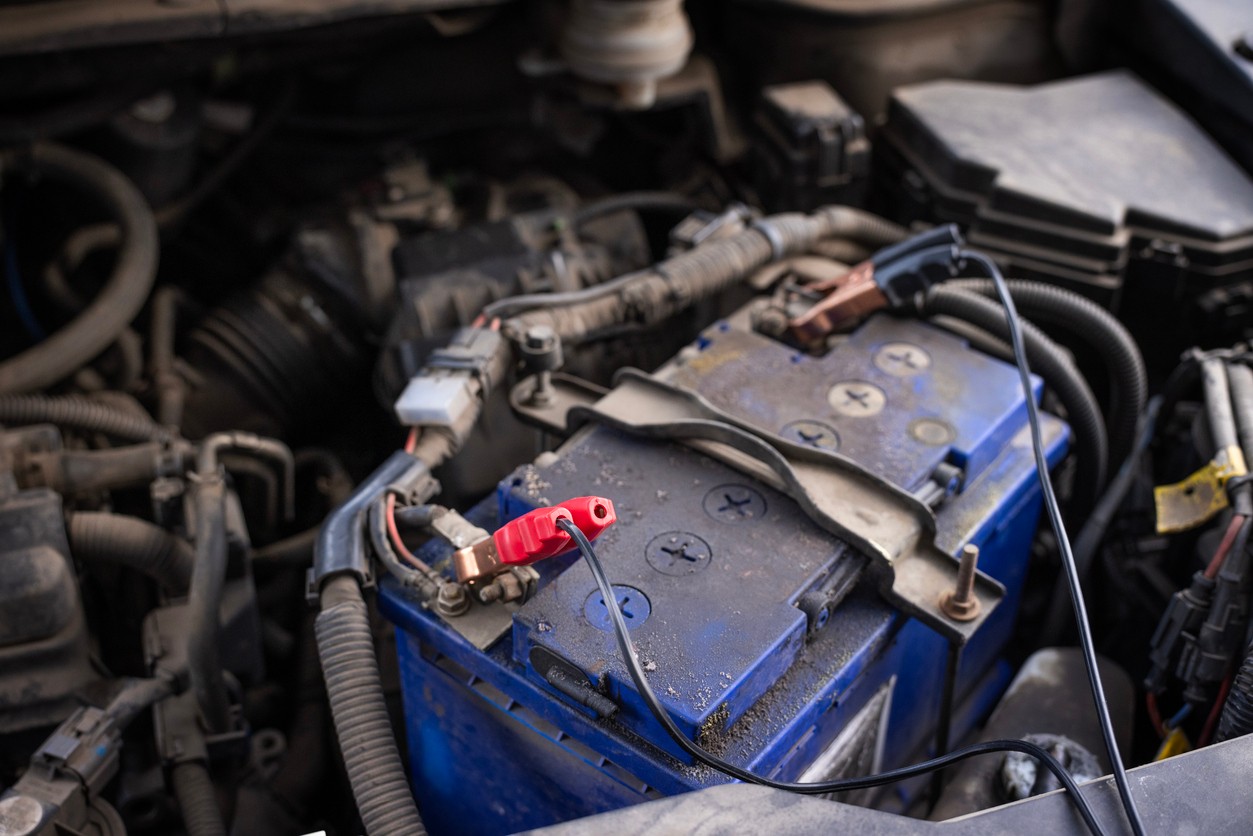 Plne nabitý akumulátor by mal ukazovať približne 12,6 voltu. Ak napätie klesne pod 12,2 voltu, alarm sa môže spúšťať bez dôvodu. 