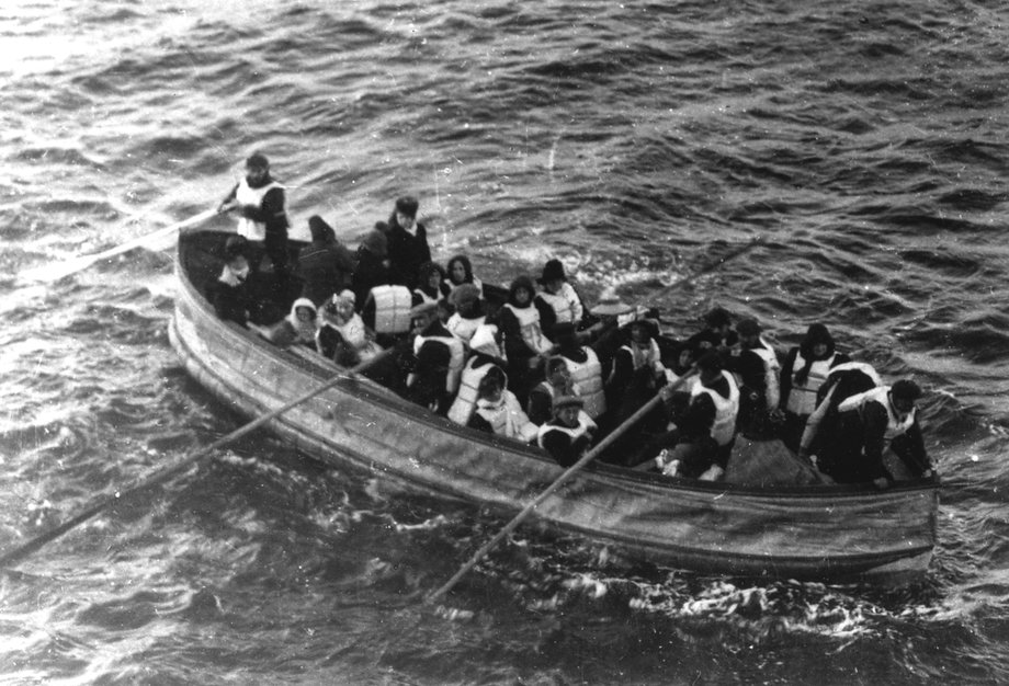 Jedna z dryfujących szalup z rozbitkami z Titanica