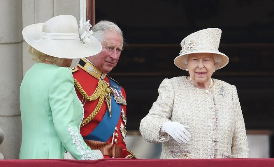 Ništa od Čarlsa - kraljica sa sinom i njegovom suprugom Kamilom