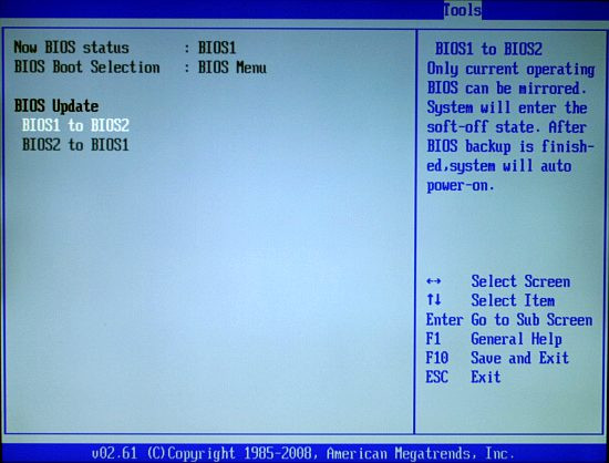 BIOS Update to polecenie umożliwiające kopiowanie zawartości obu BIOS-ów (z pierwszego do drugiego i odwrotnie). Z tej funkcji skorzystaliśmy po tym, jak płyta miała małe problemy z „obudzeniem” się 