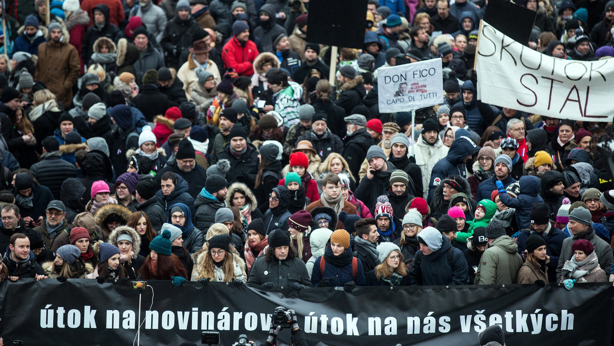 W 30 słowackich miastach ludzie wyszli na ulice, by uczcić pamięć dziennikarza Jana Kuciaka i jego partnerkę Martinę Kusznirovą, zamordowanych przez nieznanych sprawców. Za najbardziej prawdopodobny motyw tej zbrodni policja uznaje zawodową działalność dziennikarza. W samej Bratysławie, jak podają organizatorzy, w manifestacji uczestniczyło od 20 do 25 tysięcy osób.