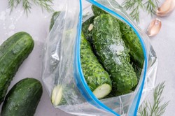 Ogórki małosolne w woreczku bez wody. Jak zrobić ogórki małosolne na sucho?
