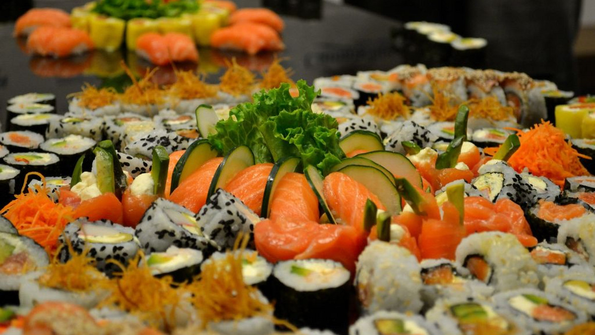 Surowa ryba, marynowana japońska rzodkiew i imbir, sezam, chrzan wasabi oraz oczywiście specyficzny, kleisty ryż oraz wodorosty nori. Sprawdziliśmy, jakie wartości odżywcze mają najpopularniejsze składniki sushi. Przeczytaj, szczególnie gdy lubisz zdrowo jeść lub jesteś na diecie.