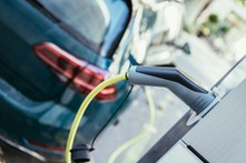 Co najbardziej blokuje rozwój elektromobilności? Oto największe bariery w zakupie samochodu elektrycznego