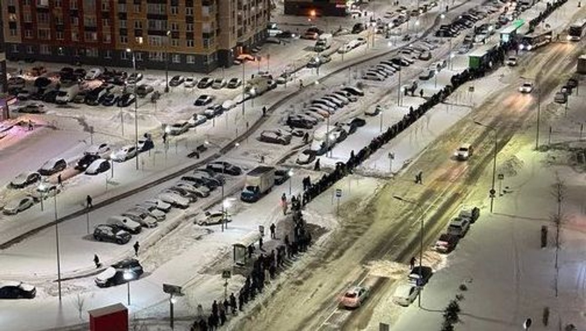 Kolejka do oddania podpisu pod kandydaturą Borysa Nadieżdina