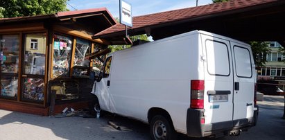 Tragedia w Zgierzu. Bus wjechał w przystanek