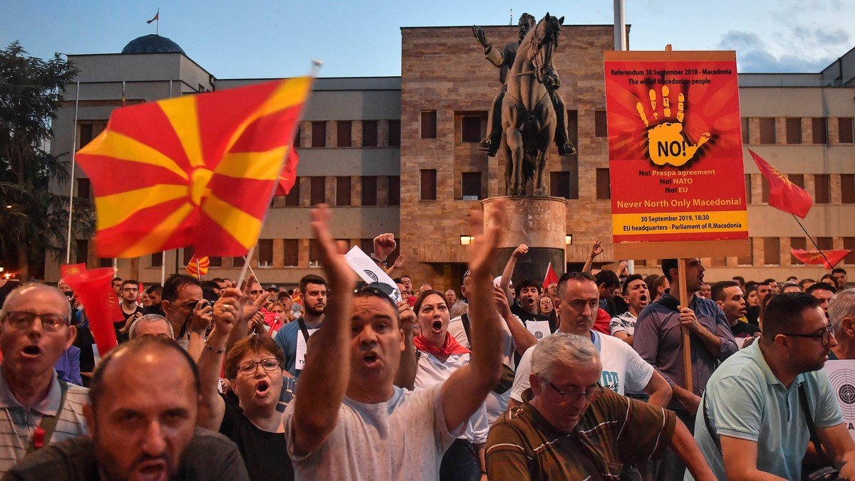 Protest przeciw tzw. kompromisowi Macrona w stolicy Macedonii Północnej Skopje