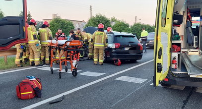 Zderzenie karetki z osobówką. Ranne są małe dzieci