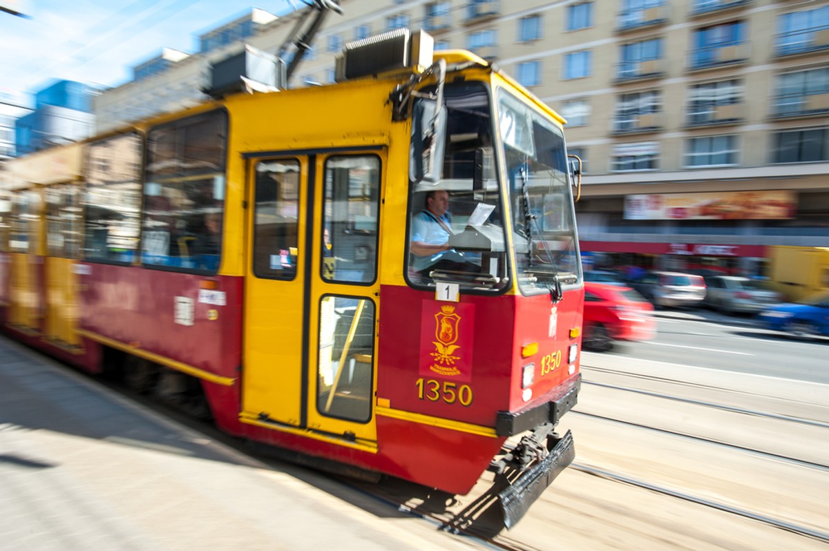 Wrzesień jest niezwykle ciepły, meteorolodzy ostrzegają nawet przed upałami. Tymczasem pasażerowie poruszający się tramwajami nie znajdą w nich ochłody.