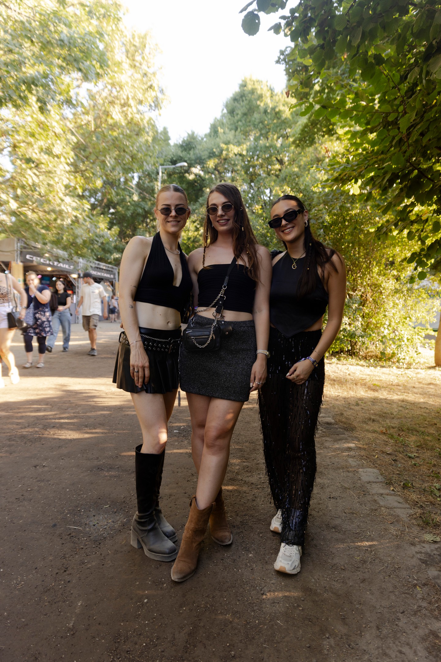 A fekete crop-top igazi jolly joker akár nadrággal vagy miniszoknyával, pláne, ha a barátnőiddel is összeöltöznétek - Iris Meyerink (Hollandia) - Top: SHEIN, Szoknya: URBAN OUTFITTERS, Ékszer: Vintage, Csizma: SCHUURMAN SCHOENEN | Lauren Engbers (Hollandia) Top, szoknya, táska és western csizma: BERSHKA, Napszemüveg: PULL&BEAR, Óra: REGAL | Ivy (Hollandia) Top: BERSHKA, Nadrág: ZARA, Tornacipő: ADIDAS