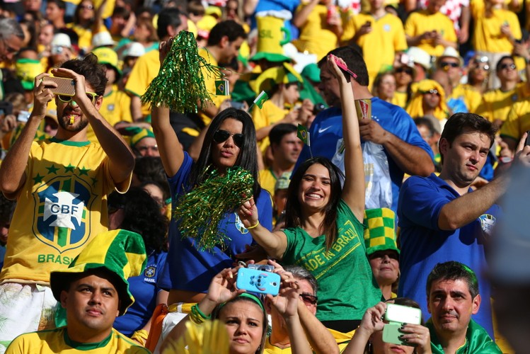 Piękne panie kochają piłkę nożna. Na mundialu ich nie brakuje