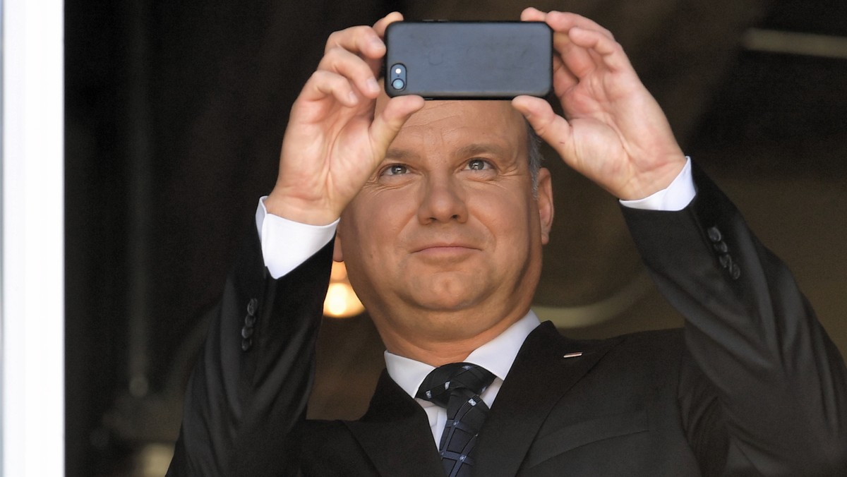 Andrzej Duda z telefonem