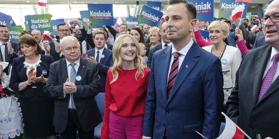 Żona Władysława Kosiniaka-Kamysza Paulina Kosiniak-Kamysz wystąpiła na konwencji wyborczej w Jasionce. Ma 32 lata i jest stomatologiem. 
