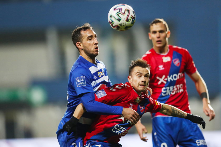 Piłkarze Rakowa (czerwone koszulki) muszą cierpliwie czekać, aż władze miasta i działacze przygotują im stadion