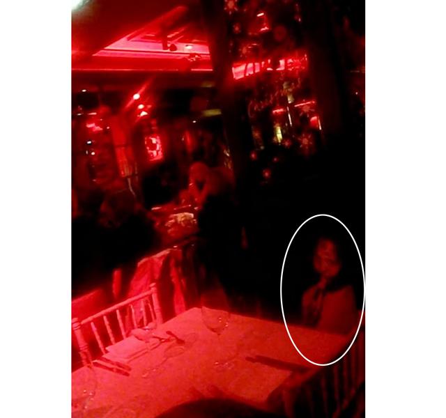 Félelmetes! Kísértetet fotóztak a karácsonyi partin, a hátborzongató  kislány az asztalnál ült - Blikk Rúzs