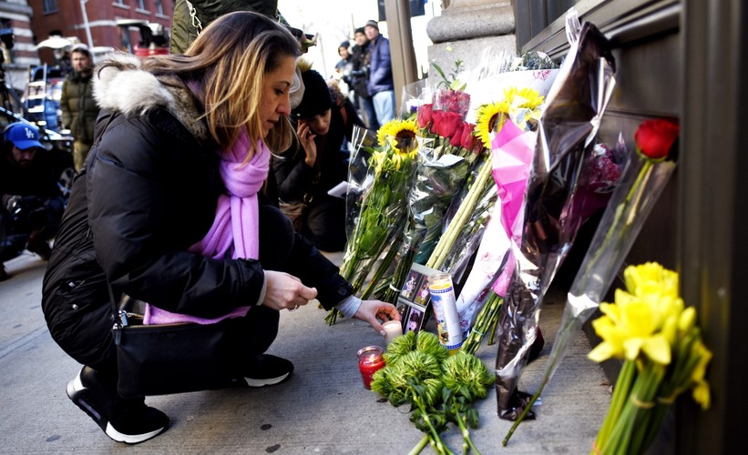 Fani składają kwiaty przed nowojorskim mieszkaniem Davida Bowiego