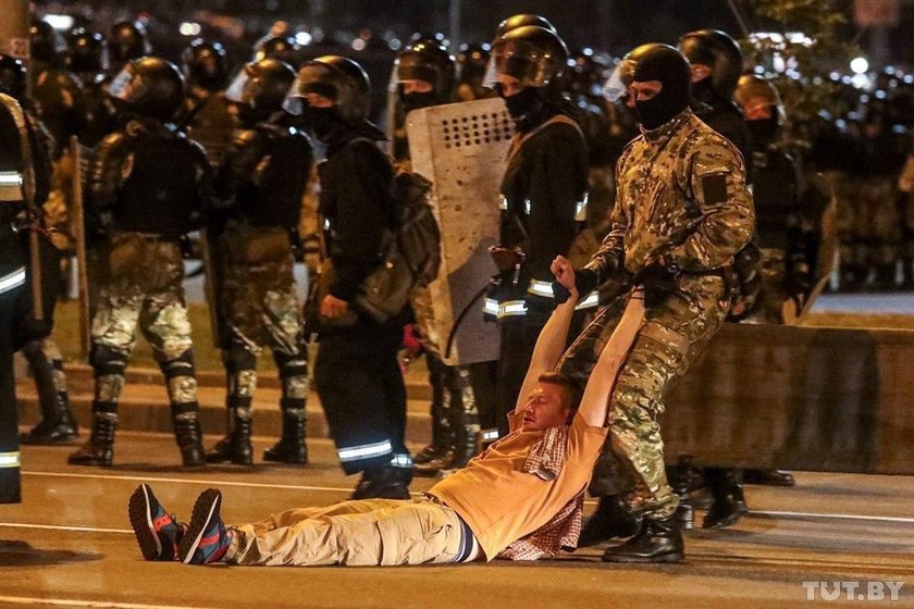 Niespokojna noc na Białorusi po wyborach. Tłumy protestujących na ulicach