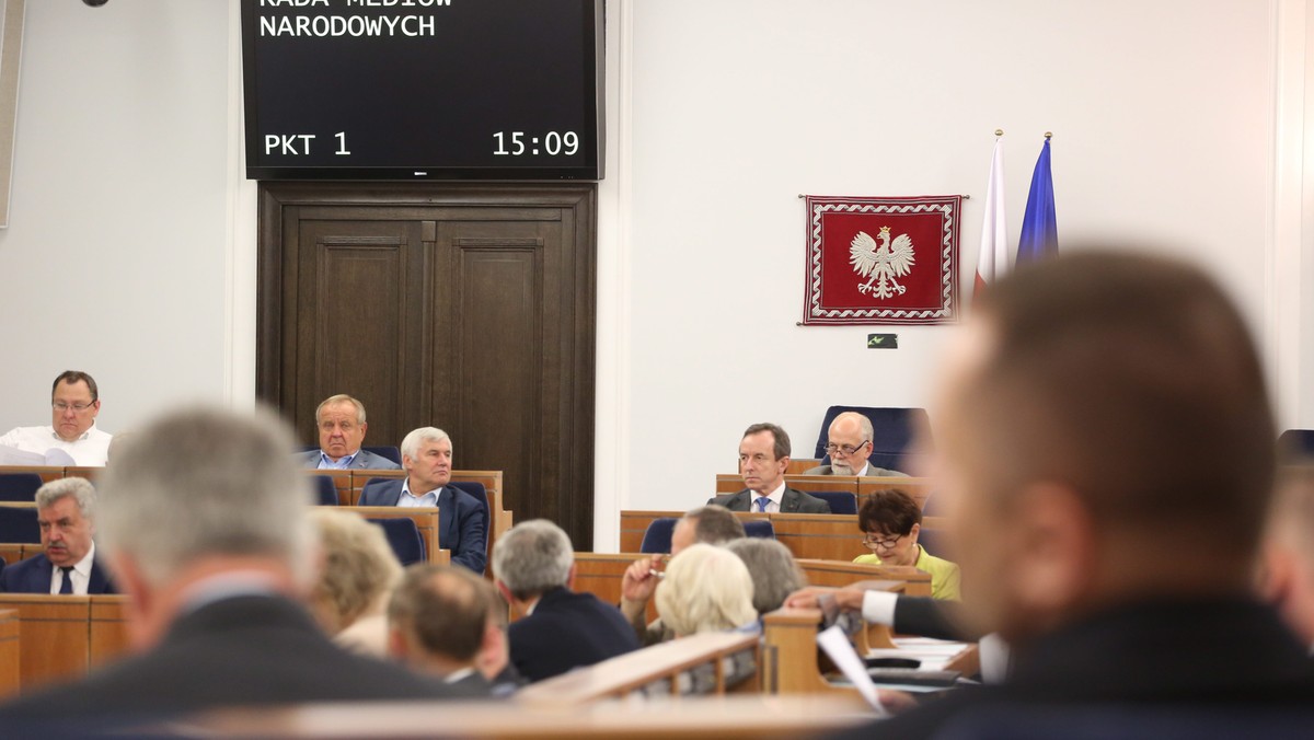 Senat odrzucił sprawozdanie Krajowej Rady Radiofonii i Telewizji z działalności w 2015 roku. Ponieważ pod koniec czerwca analogiczne sprawozdanie KRRiT odrzucił Sejm, jeśli podobną decyzję podejmie prezydent, kadencja członków Krajowej Rady wygaśnie.