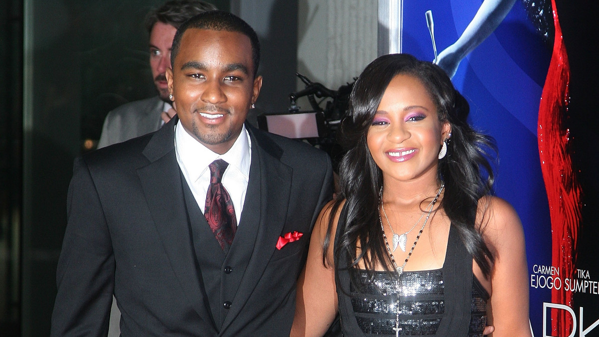 Bobbi Kristina Brown trafiła do szpitala po tym, jak jej mąż, Nick Gordon, znalazł ją nieprzytomną w wannie w jej domu w Roswell w stanie Georgia. Kobieta została przewieziona na oddział intensywnej terapii w szpitalu North Fulton w Roswell. Lekarzom udało się ustabilizować jej oddychanie.