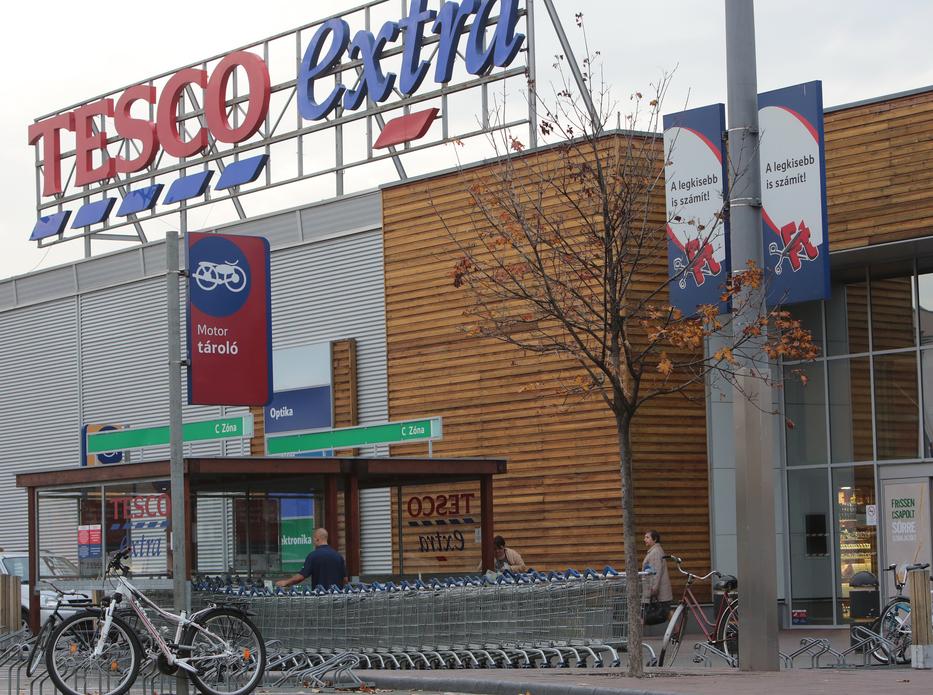 Pánik Egerben: béna takarítónő miatt kellett kiüríteni az egri Tesco áruházat! /Illusztráció: Gy. B. Béla