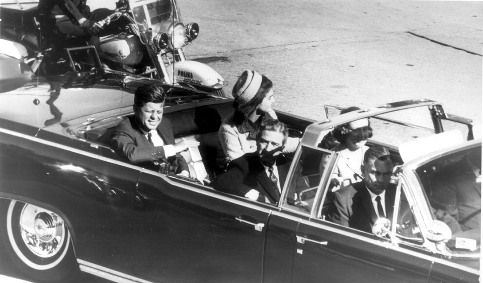 John F. Kennedy i jego żona Jackie w Dallas (1963). Chwilę po wykonaniu zdjęcia prezydent został zamordowany