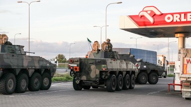 Pojazdy opancerzone widziane na drodze do Białegostoku. Zatrzymały się na Orlenie