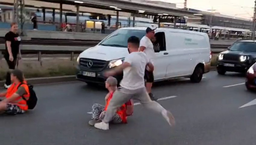 Vozač sažno udario nogom i pesnicom u glavu aktivistkinju