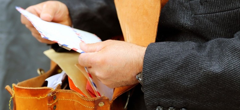 Dwóch listonoszy i tysiące urn. PiS trzyma twardo kurs na wybory majowe