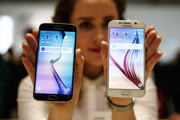 Galaxy S6 Edge, left, and a Galaxy S6