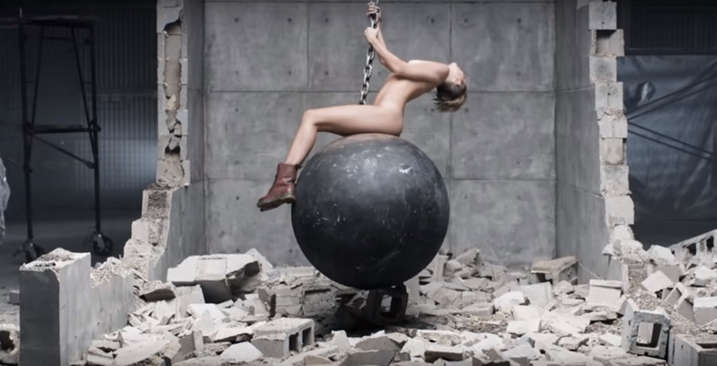 Kadr z teledysku "Wrecking Ball"