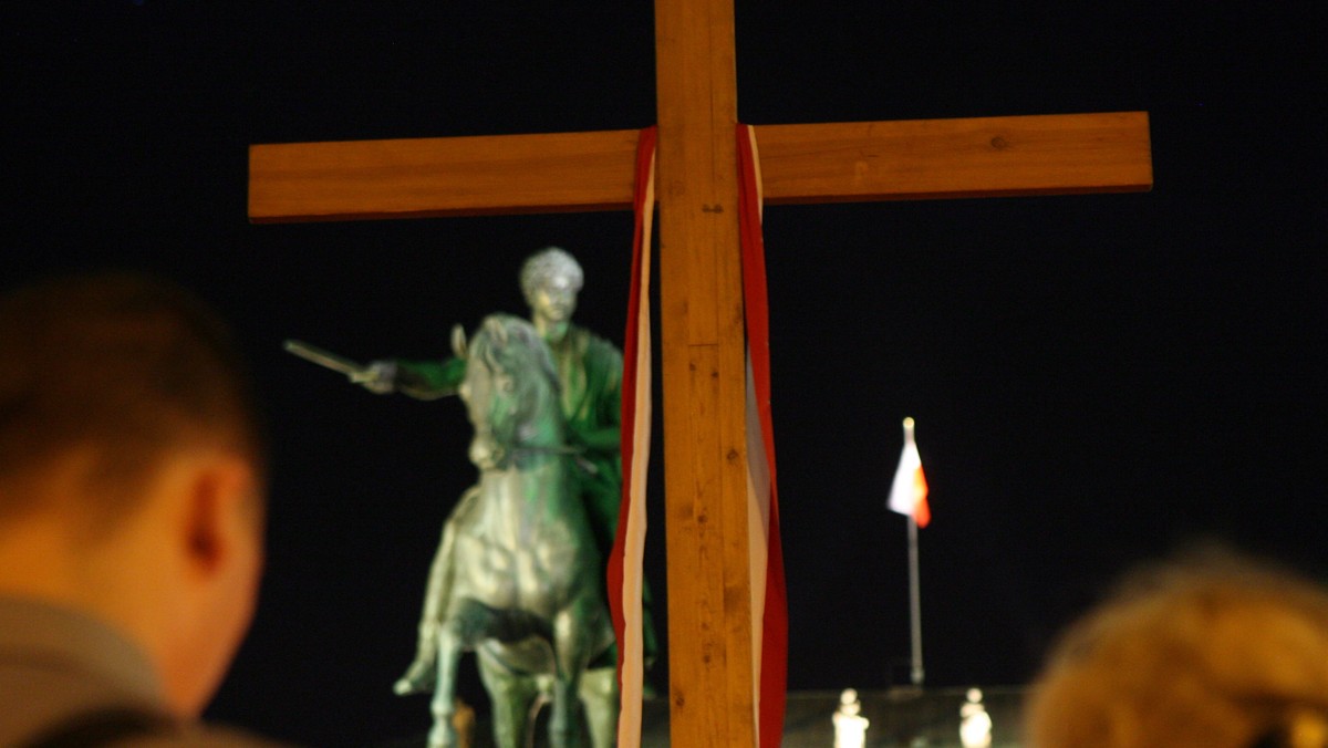 Ciąg dalszy sporu w sprawie krzyża smoleńskiego przed Pałacem Prezydenckim. Dziś w nocy ma się odbyć demonstracja przeciwników krzyża - pisze "Rzeczpospolita". Choć zgłoszona do władz miasta demonstracja ma mieć charakter pokojowy, to zarówno przeciwnicy jak i zwolennicy krzyża przed Pałacem mówią o "możliwej prowokacji".