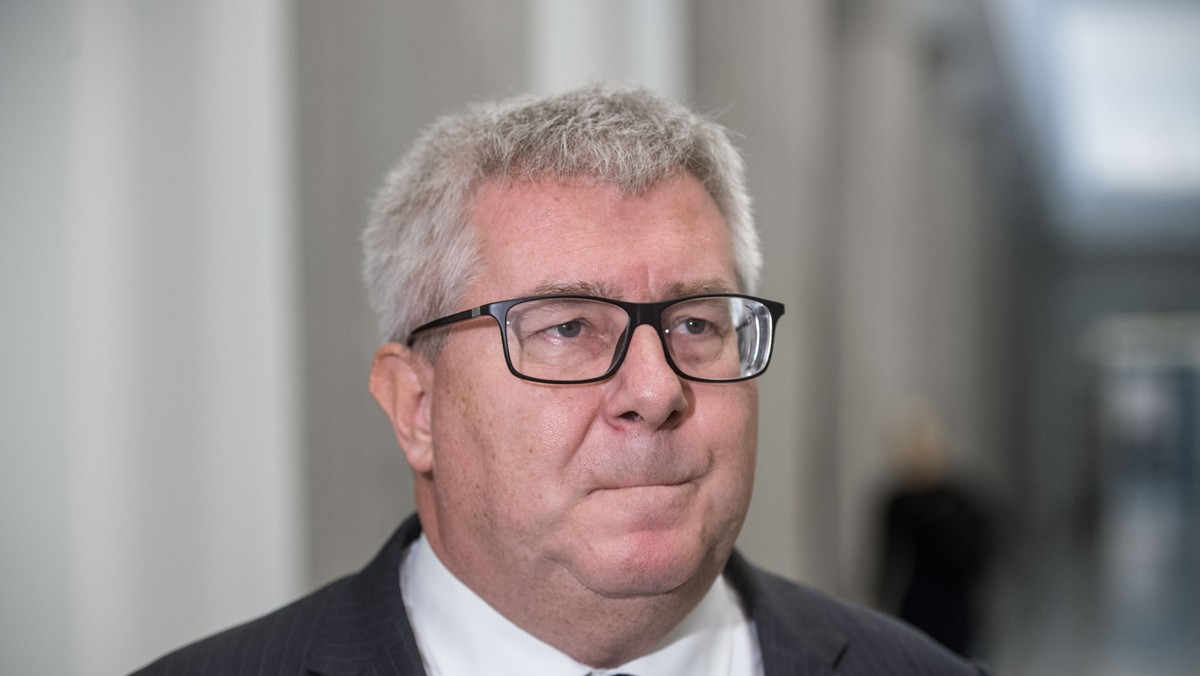 Dziś w nocy ostrzelano moje biuro europoselskie w Nowym Dworze Mazowieckim - poinformował na Twitterze europoseł PiS Ryszard Czarnecki. Na miejscu pracują funkcjonariusze policji.