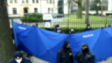 Protest przed TK. Policjanci zasłonili demonstrantów parawanem i wyprowadzili sprzed budynku